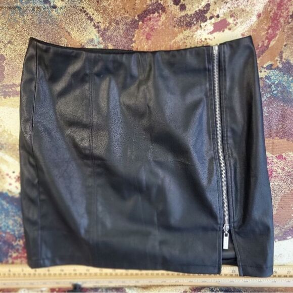 Guess Dresses & Skirts - Guess Skirt Women's Medium Black Mini Skirt Lexie Flounce Faux Leather Zipper